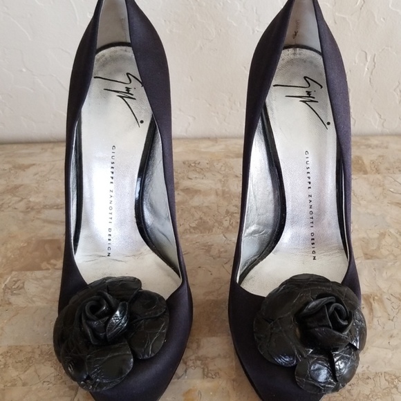 HOST PICK Giuseppe Zanotti Crystal & Glass Pumps - Picture 3 of 6